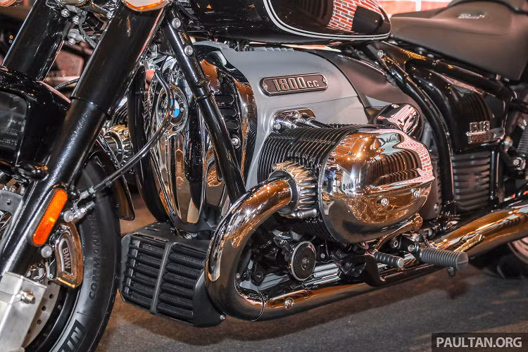 Cung cấp sức mạnh cho R 18 Classic là động cơ boxer dung tích lớn nhất của BMW Motorrad với 2 xy-lanh, tổng dung tích 1.802 cc, làm mát bằng dung dịch và không khí. Thông số công suất tối đa 91 mã lực tại 4.750 vòng/phút, mô-men xoắn đạt mức 158 Nm tại 3.000 vòng/phút. Đi cùng đó là hộp số côn tay 6 cấp và hệ dẫn động trục các-đăng.