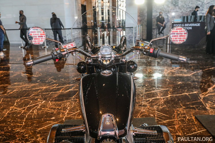 Những trang bị khác của R 18 Classic tương tự phiên bản First Edition. Danh sách có thể kể đến bảng đồng hồ tốc độ analog có màn hình LCD đơn sắc, ghi-đông tích hợp nút bấm tùy chỉnh chế độ lái, cài đặt kiểm soát hành trình, bật/tắt hệ thống kiểm soát lực kéo, sử dụng chế độ hỗ trợ lùi xe...