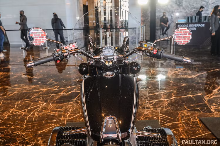 Những trang bị khác của R 18 Classic tương tự phiên bản First Edition. Danh sách có thể kể đến bảng đồng hồ tốc độ analog có màn hình LCD đơn sắc, ghi-đông tích hợp nút bấm tùy chỉnh chế độ lái, cài đặt kiểm soát hành trình, bật/tắt hệ thống kiểm soát lực kéo, sử dụng chế độ hỗ trợ lùi xe...