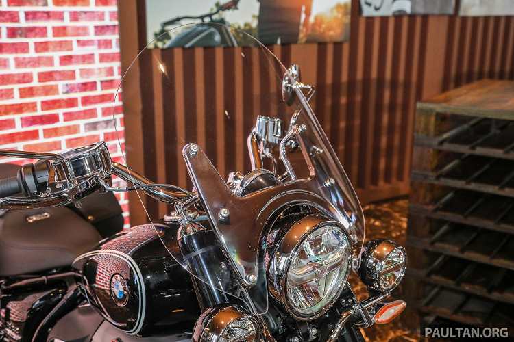 Nhìn từ phía trước, R 18 Classic trông ấn tượng hơn khi được lắp thêm kính chắn gió cùng 2 đèn sương mù, giúp giảm mệt mỏi cho người lái vì gió bạt và tăng tầm nhìn khi di chuyển ban đêm hoặc điều kiện thời tiết xấu. Bên cạnh đó, bánh trước có kích thước 130/90R16 thay vì cỡ 120/70R19 như trên bản First Edition. 