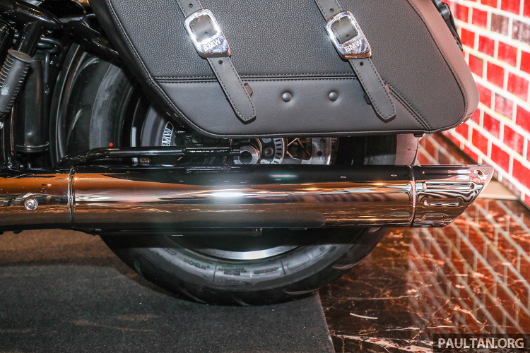 Ống xả trên phiên bản Classic được tạo hình tròn và kéo dài về phía đuôi thay vì thiết kế điệu đà như ở model First Edition.