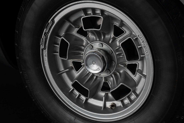 Bộ căng xích động cơ đã được bảo dưỡng và lò xo van sáng hơn và được điều chỉnh lại để xe có thể hoạt động trơn tru nhất có thể. Bộ chế hòa khí của Weber đặc trưng cũng đã được phục hồi bằng quy trình độc quyền về đúng màu sắc và tình trạng như mới với các dấu kiểm tra màu đỏ.