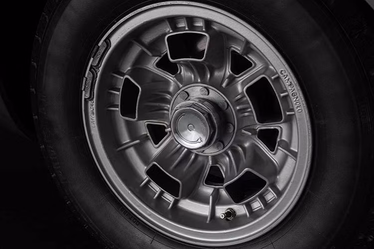 Bộ căng xích động cơ đã được bảo dưỡng và lò xo van sáng hơn và được điều chỉnh lại để xe có thể hoạt động trơn tru nhất có thể. Bộ chế hòa khí của Weber đặc trưng cũng đã được phục hồi bằng quy trình độc quyền về đúng màu sắc và tình trạng như mới với các dấu kiểm tra màu đỏ.