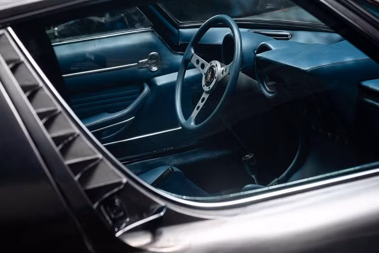 Chiếc Miura này vẫn giữ nguyên được các chi tiết nguyên bản sau hàng chục năm như lớp sơn nguyên bản hay thậm chí là cả bộ lốp Pirelli GR70VR15 Cinturato CN73 cùng hàng loạt tài liệu đi kèm. Tính đến nay, chiếc xe mới chỉ đi khoảng 25750 km, một con số rất bất ngờ với một chiếc siêu xe 50 năm tuổi.