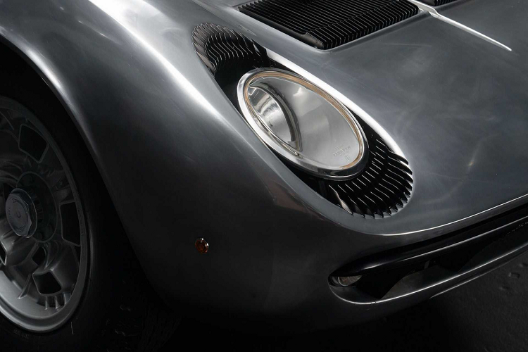 Sau một thời gian sử dụng, chiếc xe gặp phải tai nạn và bị hư hại ở một số bộ phận. Phần đèn pha phía trước bên phải của chiếc xe cùng các bộ phận xung quanh bị hư hỏng do tai nạn. Tuy nhiên, sự phức tạp trong thiết kế của Miura và tạo hình phức tạp của phần capo xe bằng nhôm vỏ sò là một thách thức quá lớn đối với các cửa hàng sửa chữa địa phương vào thời điểm đó. Chủ cửa hàng sữa chữa thân xe Mateo đã từng sửa lại phần này nhưng đã loại bỏ hết những bộ phận nguyên bản ở khu vực bị hư hại.