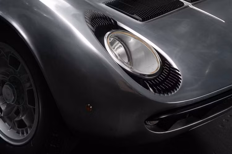 Sau một thời gian sử dụng, chiếc xe gặp phải tai nạn và bị hư hại ở một số bộ phận. Phần đèn pha phía trước bên phải của chiếc xe cùng các bộ phận xung quanh bị hư hỏng do tai nạn. Tuy nhiên, sự phức tạp trong thiết kế của Miura và tạo hình phức tạp của phần capo xe bằng nhôm vỏ sò là một thách thức quá lớn đối với các cửa hàng sửa chữa địa phương vào thời điểm đó. Chủ cửa hàng sữa chữa thân xe Mateo đã từng sửa lại phần này nhưng đã loại bỏ hết những bộ phận nguyên bản ở khu vực bị hư hại.