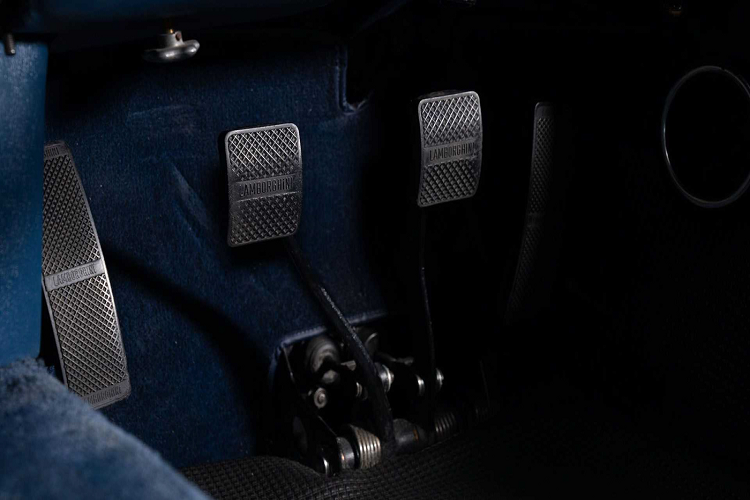 Chính nhà sưu tập này đã đưa ra một quyết định táo bạo khi giao phó cho Chris Morgan sửa chữa phần thân xe và lột bỏ hoàn toàn lớp sơn nguyên bản của chiếc Miura tuyệt đẹp. Với những tấm thân xe được loại bỏ sơn màu hoàn toàn, diện mạo để lộ ra thân xe bằng kim loại trần khiến những đường nét thiết kế ấn tượng của Miura hiện lên hoàn toàn, từ đây đem đến một cái nhìn khác biệt về thiết kế của mẫu xe hơn 50 năm tuổi.