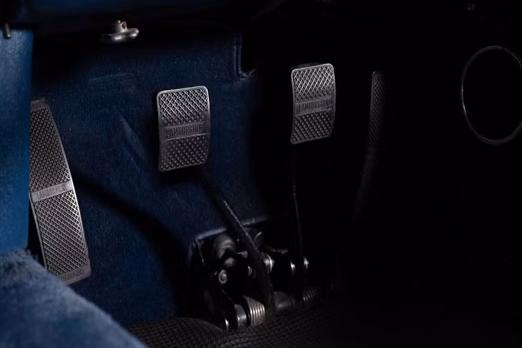 Chính nhà sưu tập này đã đưa ra một quyết định táo bạo khi giao phó cho Chris Morgan sửa chữa phần thân xe và lột bỏ hoàn toàn lớp sơn nguyên bản của chiếc Miura tuyệt đẹp. Với những tấm thân xe được loại bỏ sơn màu hoàn toàn, diện mạo để lộ ra thân xe bằng kim loại trần khiến những đường nét thiết kế ấn tượng của Miura hiện lên hoàn toàn, từ đây đem đến một cái nhìn khác biệt về thiết kế của mẫu xe hơn 50 năm tuổi.