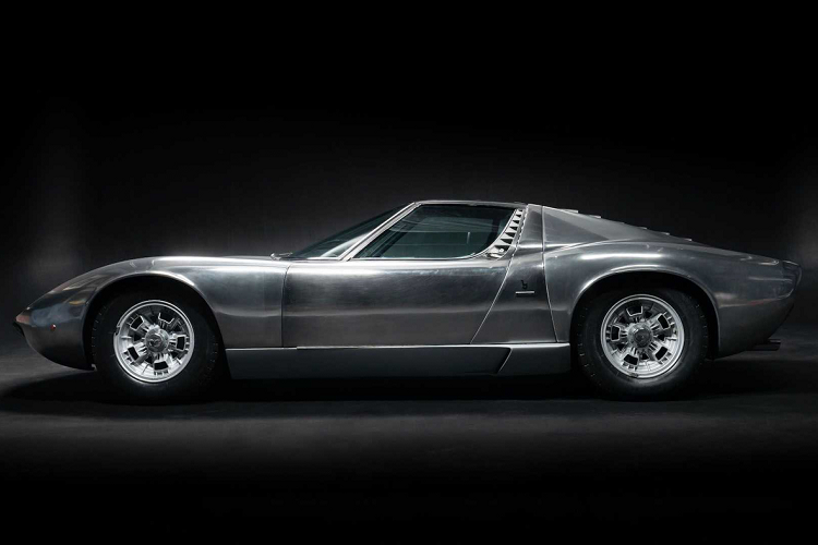 Bên cạnh diện mạo cực ấn tượng với thân xe được hoàn thiện với lớp áo bằng kim loại trần thì chiếc xe này cũng từng tồn tại qua hàng chục năm với những câu chuyện đáng nhớ. Nhiều năm về trước, chiếc Miura đặc biệt này thuộc sở hữu bởi cô sinh viên 19 tuổi người Iran Berkeley học tại Đại học California.