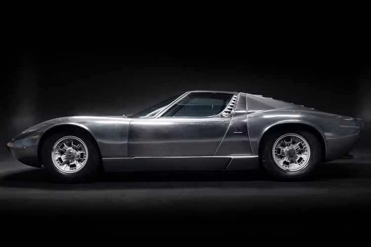 Bên cạnh diện mạo cực ấn tượng với thân xe được hoàn thiện với lớp áo bằng kim loại trần thì chiếc xe này cũng từng tồn tại qua hàng chục năm với những câu chuyện đáng nhớ. Nhiều năm về trước, chiếc Miura đặc biệt này thuộc sở hữu bởi cô sinh viên 19 tuổi người Iran Berkeley học tại Đại học California.