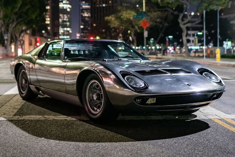 Theo dự kiến, giá xe Lamborghini Miura P400 S đạt mức 2 triệu đô khi tìm chủ nhân mới. Đây chính là một chiếc xe thực sự độc đáo khi ít có ai đủ “táo bạo” để đưa ra quyết định lột bỏ hoàn toàn lớp sơn ngoại thất của một siêu phẩm vượt thời gian. Mặt khác, chiếc Miura với diện mạo kim loại trần thực sự đem đến một giá trị nghệ thuật cực cao khi những đường nét tinh tế trong thiết kế của xe được lộ diện hoàn toàn.