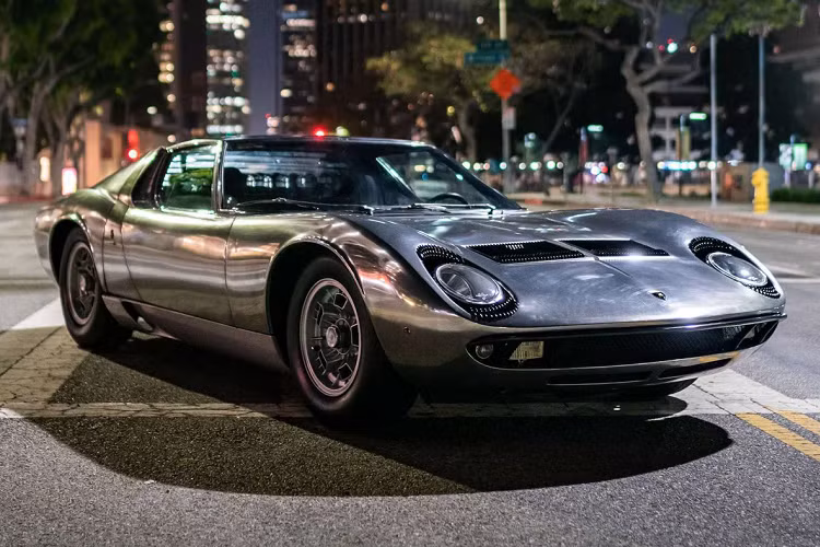 Theo dự kiến, giá xe Lamborghini Miura P400 S đạt mức 2 triệu đô khi tìm chủ nhân mới. Đây chính là một chiếc xe thực sự độc đáo khi ít có ai đủ “táo bạo” để đưa ra quyết định lột bỏ hoàn toàn lớp sơn ngoại thất của một siêu phẩm vượt thời gian. Mặt khác, chiếc Miura với diện mạo kim loại trần thực sự đem đến một giá trị nghệ thuật cực cao khi những đường nét tinh tế trong thiết kế của xe được lộ diện hoàn toàn.