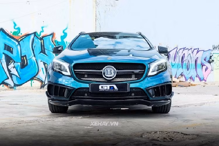 Hoàn thiện thêm cho diện mạo bề ngoài mạnh mẽ và độc đáo của chiếc GLA 45 này là lớp wrap màu xanh lạ mắt. Tùy vào từng góc nhìn khác nhau mà có thể thấy được 2 màu sắc xanh dương và xanh lá xen lẫn khá bắt mắt.