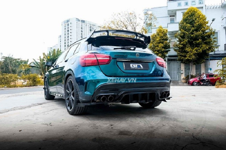 Ngoài động cơ, phần ngoại thất của chiếc Mercedes-AMG GLA hàng khủng này cũng được chủ xe nâng cấp với gói độ body kit từ Brabus bao gồm: lip trước/sau, ốp sườn xe, cánh gió sau, huy hiệu Brabus trên bộ mâm và mặt ca-lăng.
