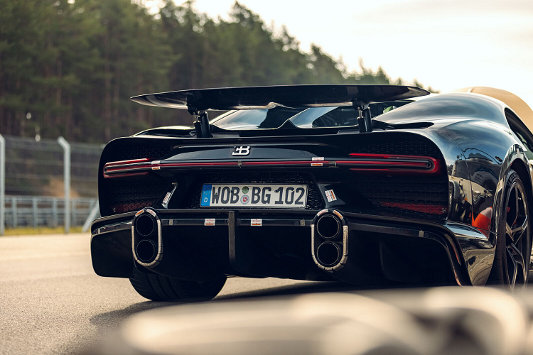 Chiron Super Sport khác với Chiron Pur Sport khi phần thân xe của Super Sport được kéo dài về sau cũng như các chi tiết của xe được tối ưu hóa về mặt khí động học và được thiết kế để có thể đạt được tốc độ cao vượt mức 420 km/h. Phần đuôi sau được thiết kế khéo dài giúp giữ luồn khí lưu thông qua xe lâu hơn, từ đó làm giảm lực cản cũng như cải thiện tính khí động học cho xe. Theo đội ngũ của Bugatti, đây là một trong những công việc phức tạp khi muốn thiết kế để chiếc xe có thể đạt tốc độ tối đa trên mức 400 km/h. 