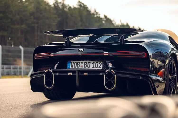 Chiron Super Sport khác với Chiron Pur Sport khi phần thân xe của Super Sport được kéo dài về sau cũng như các chi tiết của xe được tối ưu hóa về mặt khí động học và được thiết kế để có thể đạt được tốc độ cao vượt mức 420 km/h. Phần đuôi sau được thiết kế khéo dài giúp giữ luồn khí lưu thông qua xe lâu hơn, từ đó làm giảm lực cản cũng như cải thiện tính khí động học cho xe. Theo đội ngũ của Bugatti, đây là một trong những công việc phức tạp khi muốn thiết kế để chiếc xe có thể đạt tốc độ tối đa trên mức 400 km/h. 