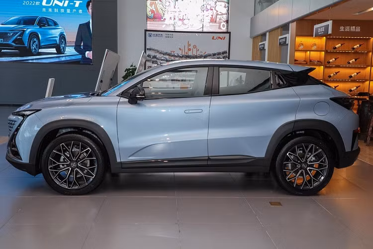 Changan Uni-T trên thực tế không còn là mẫu xe xa lạ với những người yêu thích ôtô Trung Quốc tại Việt Nam. Trước đó, vào hồi tháng 5 năm nay, chiếc xe được cho là Changan Uni-T đã bất ngờ bị bắt gặp trên đường phố Hải Phòng với phần logo dán kín. Vào thời điểm đó, nhiều người đã tin rằng mẫu xe này sẽ được bán tại Việt Nam. Tuy nhiên, Kylin - đơn vị chuyên phân phối các dòng xe Trung Quốc tại Việt Nam như Zotye Z8 hay Beijing X7 - đã phủ nhận việc bán Changan Uni-T giá rẻ.