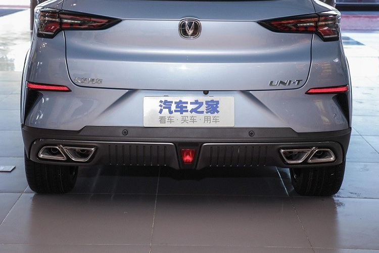 Bên sườn, Changan Uni-T 2.0T 2022 sở hữu nóc dốc về phía sau theo phong cách xe coupe và những đường dập gân nổi bật. Một đường gân kéo dài từ đèn pha đến đèn hậu trong khi đường còn lại nối giữa chắn bùn trước/sau. Tiếp đến là tay nắm cửa trước nằm chìm vào thân xe và tay nắm cửa sau được đặt trên cột C. Thiết kế mang phong cách tương lai của Changan Uni-T 2.0T 2022 tiếp tục được áp dụng ở phía sau xe.