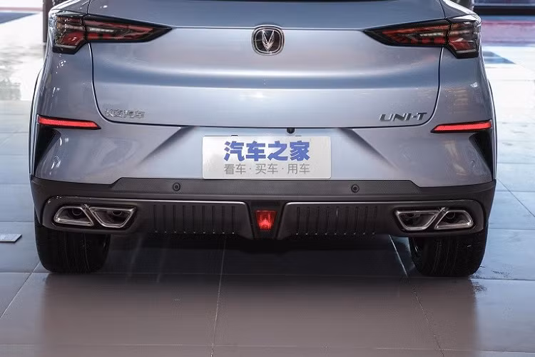 Bên sườn, Changan Uni-T 2.0T 2022 sở hữu nóc dốc về phía sau theo phong cách xe coupe và những đường dập gân nổi bật. Một đường gân kéo dài từ đèn pha đến đèn hậu trong khi đường còn lại nối giữa chắn bùn trước/sau. Tiếp đến là tay nắm cửa trước nằm chìm vào thân xe và tay nắm cửa sau được đặt trên cột C. Thiết kế mang phong cách tương lai của Changan Uni-T 2.0T 2022 tiếp tục được áp dụng ở phía sau xe.