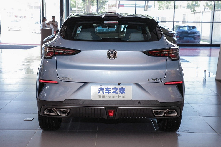 Tại đây, chúng ta sẽ bắt gặp cánh gió mui cỡ lớn, cụm đèn hậu LED sắc sảo, cửa cốp đa lớp, khe gió nằm dọc tích hợp đèn phản quang và 4 đầu ống xả giả hình thang. Tương tự ngoại thất, nội thất của Changan Uni-T 2.0T 2022 cũng giống phiên bản cũ. Xe tiếp tục được trang bị bảng đồng hồ kỹ thuật số nối liền với màn hình cảm ứng của hệ thống thông tin giải trí, cả hai đều có kích thước 12,3 inch, vô lăng 3 chấu tích hợp phím chức năng và cần số mang phong cách cần đẩy của máy bay phản lực.