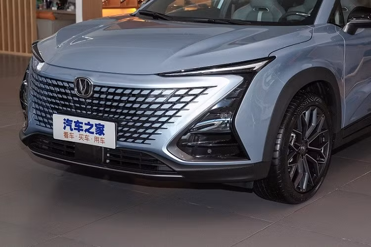 Điểm nhấn của Changan Uni-T 2.0T 2022 mới sẽ nằm ở động cơ mạnh mẽ hơn. Theo đó, xe sử dụng khối động cơ xăng 4 xi-lanh, tăng áp, dung tích 2.0L mới, tạo ra công suất tối đa 233 mã lực và mô-men xoắn cực đại 390 Nm, kết hợp với hộp số tự động 8 cấp.