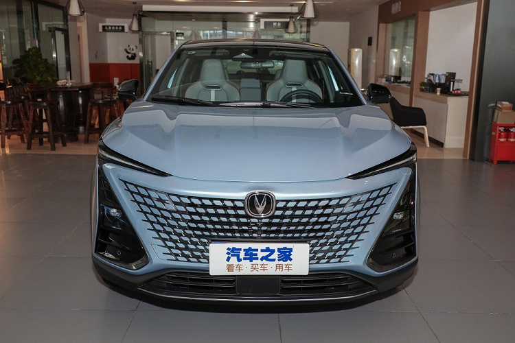 Ở phiên bản cũ, mẫu xe này dùng động cơ xăng 4 xi-lanh, tăng áp, dung tích 1.5L, sản sinh công suất tối đa 188 mã lực và mô-men xoắn cực đại 300 Nm. Động cơ kết hợp với hộp số tự động 7 cấp, hệ dẫn động 1 cầu hoặc 2 cầu. Lượng xăng tiêu thụ trung bình của động cơ này là 6,7 lít/100 km.