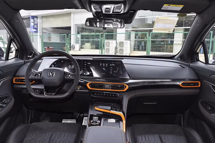 Đáng tiếc là thiết kế của Changan Uni-T 2.0T 2022 không có gì thay đổi. Xe vẫn được trang bị lưới tản nhiệt cỡ lớn với mắt lưới "ma trận" và tích hợp logo hình chữ "V". Bên cạnh đó là dải đèn LED định vị ban ngày sắc mỏng, nằm sát với nắp ca-pô. Phía dưới dải đèn LED định vị ban ngày là cụm đèn pha chính, được đặt trong hốc nằm dọc ở hai bên lưới tản nhiệt.