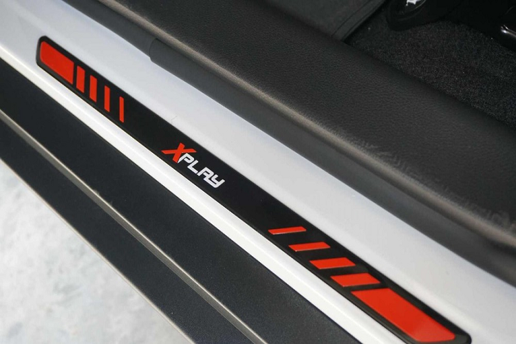 Để xứng đáng với phiên bản giới hạn số lượng, Nissan Kicks XPlay 2022 có thêm sạc điện thoại thông minh không dây mới. Đây là trang bị thường được bán như phụ kiện lắp thêm tại đại lý của Nissan Kicks bản thường.