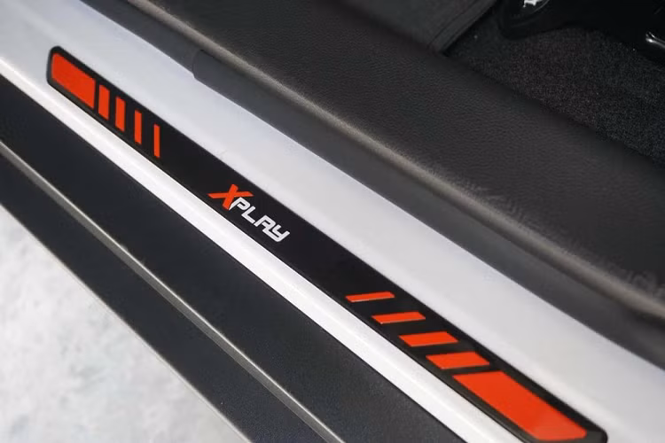 Để xứng đáng với phiên bản giới hạn số lượng, Nissan Kicks XPlay 2022 có thêm sạc điện thoại thông minh không dây mới. Đây là trang bị thường được bán như phụ kiện lắp thêm tại đại lý của Nissan Kicks bản thường.