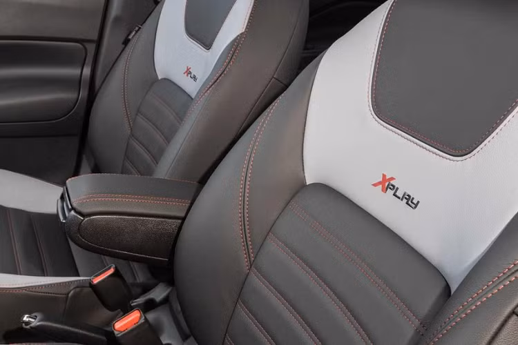 Được phát triển dựa trên bản Advance hiện đang bán ở thị trường Brazil nên Nissan Kicks XPlay 2022 đương nhiên có trang bị khá đầy đủ. Có thể kể tên một số trang bị đáng chú ý của mẫu SUV cỡ B này như đèn LED định vị ban ngày, khởi động máy bằng nút bấm, mở cửa không cần chìa khóa, vô lăng chỉnh điện, màn hình thông tin giải trí dạng cảm ứng 8 inhc, hỗ trợ Apple CarPlay/Android Auto, màn hình màu TFT 7 inch trong bảng đồng hồ và gương chiếu hậu chống chói.