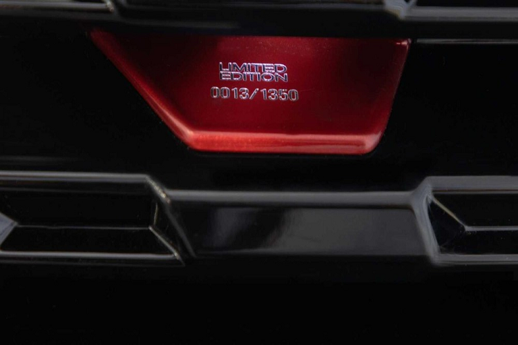 Thêm vào đó là đề-can hình mũi tên màu đỏ và đen ở cột C cũng như logo "XPlay" trên cửa cốp sau. Lưới tản nhiệt trên đầu xe của Nissan Kicks XPlay 2022 được sơn màu đen bóng. Trên lưới tản nhiệt còn có điểm nhấn màu đỏ, in số thứ tự xuất xưởng của xe.