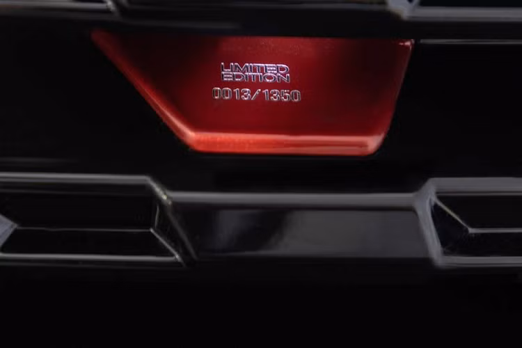 Thêm vào đó là đề-can hình mũi tên màu đỏ và đen ở cột C cũng như logo "XPlay" trên cửa cốp sau. Lưới tản nhiệt trên đầu xe của Nissan Kicks XPlay 2022 được sơn màu đen bóng. Trên lưới tản nhiệt còn có điểm nhấn màu đỏ, in số thứ tự xuất xưởng của xe.