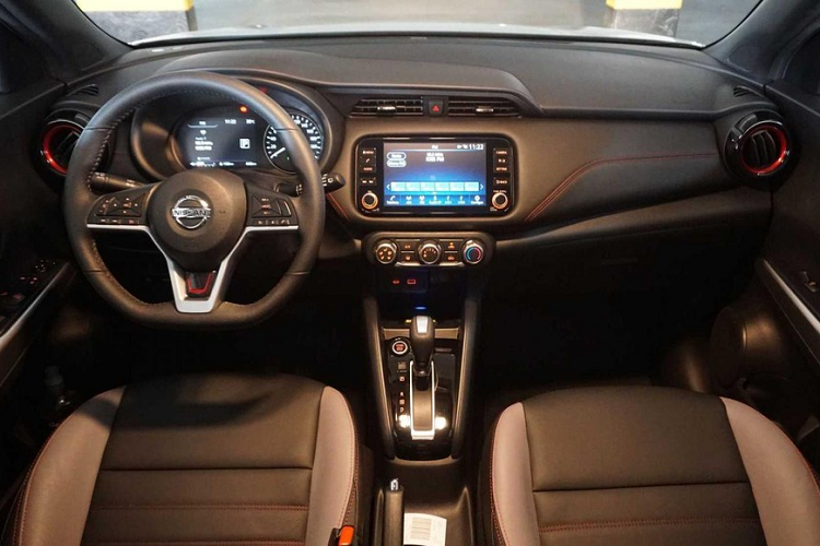 Bước vào bên trong Nissan Kicks XPlay 2022, người lái cũng sẽ tìm thấy những chi tiết màu đỏ "tông xuyệt tông" với ngoại thất như viền cửa gió điều hòa, chấu vô lăng hay chỉ khâu trên ghế và mặt táp-lô. Đó là chưa kể đến logo "XPlay" xuất hiện trên ốp bậc cửa và ghế của xe.