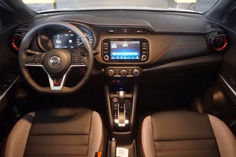 Bước vào bên trong Nissan Kicks XPlay 2022, người lái cũng sẽ tìm thấy những chi tiết màu đỏ "tông xuyệt tông" với ngoại thất như viền cửa gió điều hòa, chấu vô lăng hay chỉ khâu trên ghế và mặt táp-lô. Đó là chưa kể đến logo "XPlay" xuất hiện trên ốp bậc cửa và ghế của xe.