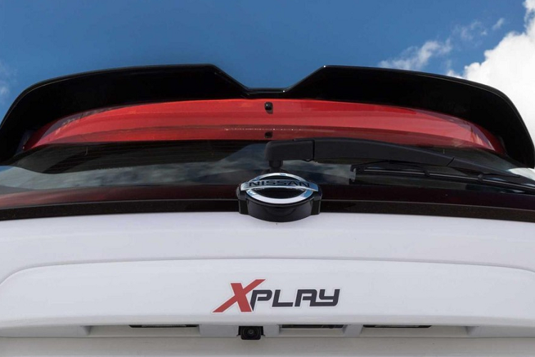 So với bản thường, Nissan Kicks XPlay 2022 sở hữu thiết kế thể thao, "chất chơi" hơn. Cụ thể, Nissan Kicks XPlay 2022 được bổ sung cánh gió mui hầm hố hơn. Tiếp đến là màu sơn ngoại thất trắng Diamond phối với những chi tiết màu đỏ như cánh lướt gió trước, ốp gương ngoại thất, ốp trang trí bên sườn và mặt dưới cửa cánh gió mui.