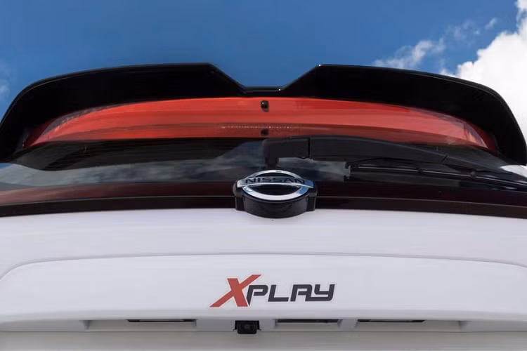 So với bản thường, Nissan Kicks XPlay 2022 sở hữu thiết kế thể thao, "chất chơi" hơn. Cụ thể, Nissan Kicks XPlay 2022 được bổ sung cánh gió mui hầm hố hơn. Tiếp đến là màu sơn ngoại thất trắng Diamond phối với những chi tiết màu đỏ như cánh lướt gió trước, ốp gương ngoại thất, ốp trang trí bên sườn và mặt dưới cửa cánh gió mui.