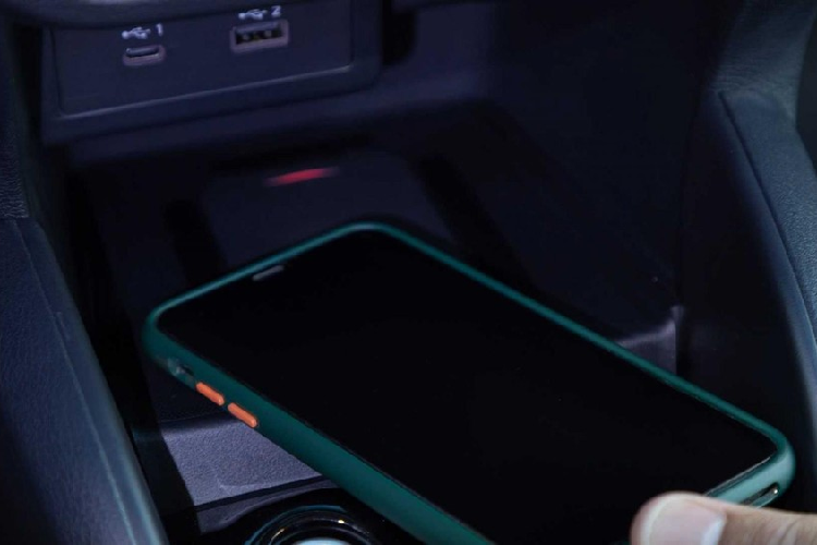 Bên cạnh đó là những trang bị an toàn như camera lùi, hệ thống kiểm soát hành trình, cảm biến đỗ xe phía sau, hệ thống cân bằng điện tử, kiểm soát lực kéo và hỗ trợ khởi hành ngang dốc.