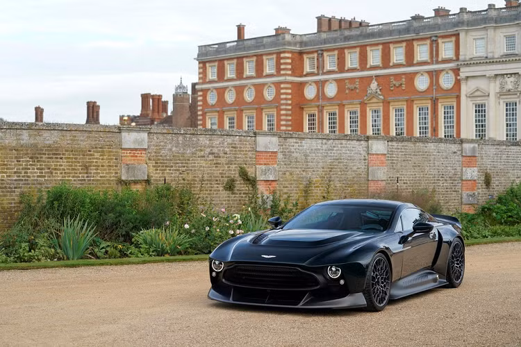  Aston Martin Victor Aston Martin Victor đã xuất hiện hoàn toàn bất ngờ trong năm 2020. Nó là chiếc xe độc nhất đặc biệt của bộ phận Q thuộc Aston Martin và lấy cảm hứng từ mẫu Aston Martin V8 Vantage từ những năm 1970 và 1980. Nó được chế tạo dựa trên khung gầm liền thân bằng carbon từ One-77. Động cơ V12 này tạo ra khoảng 750 mã lực trên One-77, nhưng Aston đã giao nó cho Cosworth đối với dự án này, người đã nâng cấp nó từ khoảng 750 mã lực lên 836 mã lực và 820 Nm mô-men xoắn cực đại. Điều đó khiến Victor trở thành mẫu Aston Martin trang bị động cơ hút khí tự nhiên mạnh mẽ nhất từ trước đến nay.