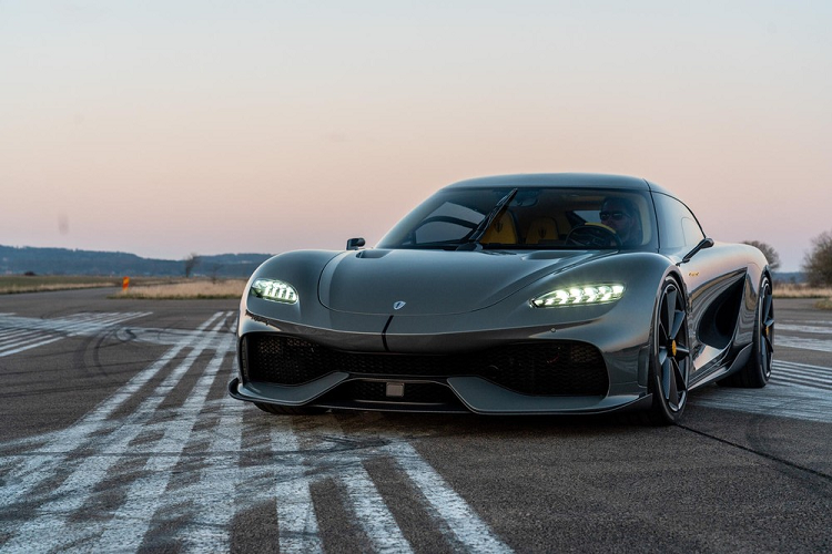  Koenigsegg Gemera Siêu xe của năm 2020, đầu tiên chính là việc Koenigsegg đã tung ra thị trường một mẫu hypercar 4 chỗ và không gian ngồi rộng rãi cho cả những người cao trên 1m80. Xe mới sử dụng một phiên bản nâng cấp của hệ thống Koenigsegg Direct Drive mà xuất hiện lần đầu trên Regera, trang bị động cơ tăng áp kép 3 xi-lanh 2.0 lít mới được phát triển và đặt ở giữa, kết hợp với 3 mô tơ điện. Các mô tơ điện sản sinh 1.100 mã lực, và cộng với lực bổ sung từ động cơ đốt, Gemera có tổng công suất 1.727 mã lực và 3.499 Nm mô-men xoắn cực đại.