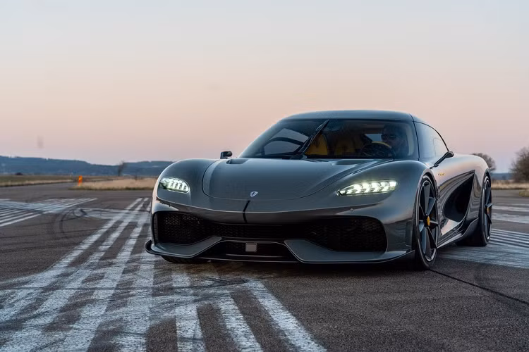  Koenigsegg Gemera Siêu xe của năm 2020, đầu tiên chính là việc Koenigsegg đã tung ra thị trường một mẫu hypercar 4 chỗ và không gian ngồi rộng rãi cho cả những người cao trên 1m80. Xe mới sử dụng một phiên bản nâng cấp của hệ thống Koenigsegg Direct Drive mà xuất hiện lần đầu trên Regera, trang bị động cơ tăng áp kép 3 xi-lanh 2.0 lít mới được phát triển và đặt ở giữa, kết hợp với 3 mô tơ điện. Các mô tơ điện sản sinh 1.100 mã lực, và cộng với lực bổ sung từ động cơ đốt, Gemera có tổng công suất 1.727 mã lực và 3.499 Nm mô-men xoắn cực đại.