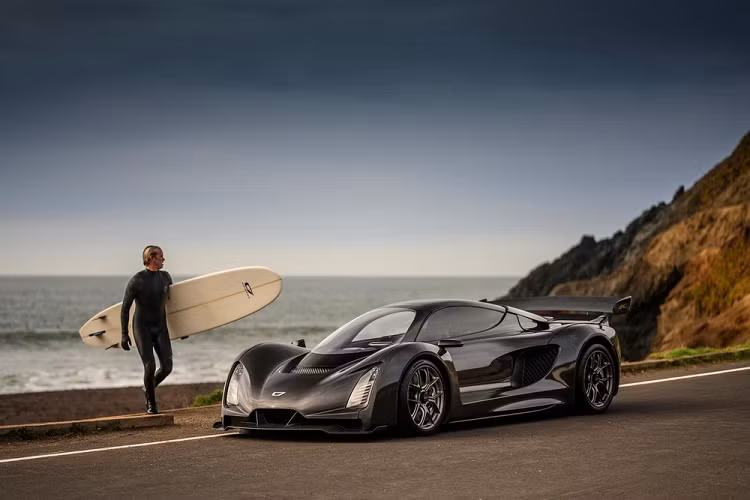  Czinger 21C Siêu xe hybrid của Czinger vốn đã được chuẩn bị ra mắt tại Triển lãm Ô tô Geneva 2020, nhưng cuối cùng lại được công bố trực tuyến. Hypercar của công ty California được trang bị động cơ tăng áp kép V8 dung tích 2.9 lít và 2 mô tơ điện được thiết kế nội bộ. Nó sử dụng công nghệ tiên tiến bậc nhất trên khung gầm và hệ thống treo, và cũng chỉ nặng 1.218 kg.