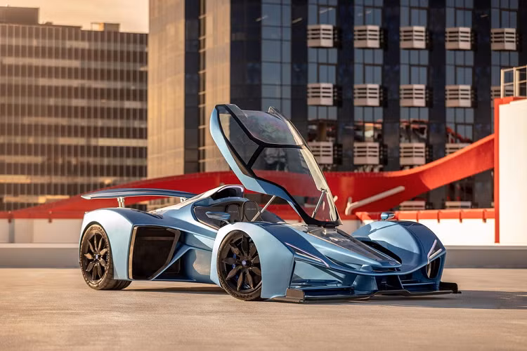  Delage D12 Giống như Bugatti, Delage là một công ty Pháp có bề dày lịch sử, bao gồm các chiến thắng Grand Prix trong những năm 1920 và 1930. Tuy nhiên, không giống như Bugatti, Delage đã ngừng kinh doanh vào năm 1953. Tuy nhiên, thương hiệu Delage đang được tái sinh vào thế kỷ 21 và mẫu xe mới đầu tiên của hãng sau hơn 70 năm là một hypercar được truyền cảm hứng bởi các tay đua Công thức 1 và máy bay chiến đấu phản lực. Nó là một con quái vật có động cơ đặt giữa với động cơ V12 dung tích 7.6 lít kết hợp với một mô tơ điện để tạo ra tổng công suất 990 mã lực.