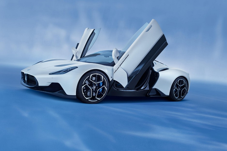  Maserati MC20 Trong thập kỷ qua, nhiều người đã có cảm giác rằng thương hiệu Maserati đang ngày một mờ nhạt. Do đó hy vọng rằng MC20 mới với vẻ ngoài mạnh mẽ sẽ là một “cú hích” thành công và đúng là mẫu xe đẳng cấp mà nhà sản xuất xe Ý đang cần. Xe sở hữu thân và khung gầm bằng sợi carbon giúp nó có trọng lương nhẹ bám sát mặt đất. Kết hợp với động cơ tăng áp kép V6 dung tích 3.0 lít đặt giữa sản sinh 621 mã lực và 729 Nm mô-men xoắn cực đại, MC20 có tỷ lệ trọng lượng/công suất là 2,4 kg/mã lực.