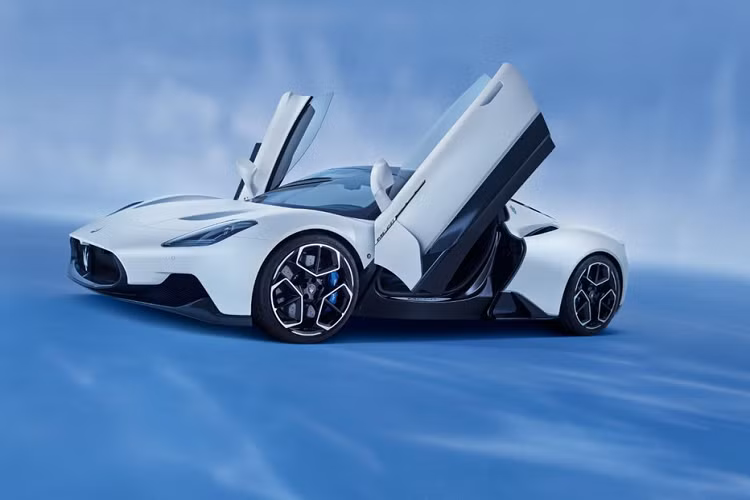  Maserati MC20 Trong thập kỷ qua, nhiều người đã có cảm giác rằng thương hiệu Maserati đang ngày một mờ nhạt. Do đó hy vọng rằng MC20 mới với vẻ ngoài mạnh mẽ sẽ là một “cú hích” thành công và đúng là mẫu xe đẳng cấp mà nhà sản xuất xe Ý đang cần. Xe sở hữu thân và khung gầm bằng sợi carbon giúp nó có trọng lương nhẹ bám sát mặt đất. Kết hợp với động cơ tăng áp kép V6 dung tích 3.0 lít đặt giữa sản sinh 621 mã lực và 729 Nm mô-men xoắn cực đại, MC20 có tỷ lệ trọng lượng/công suất là 2,4 kg/mã lực.