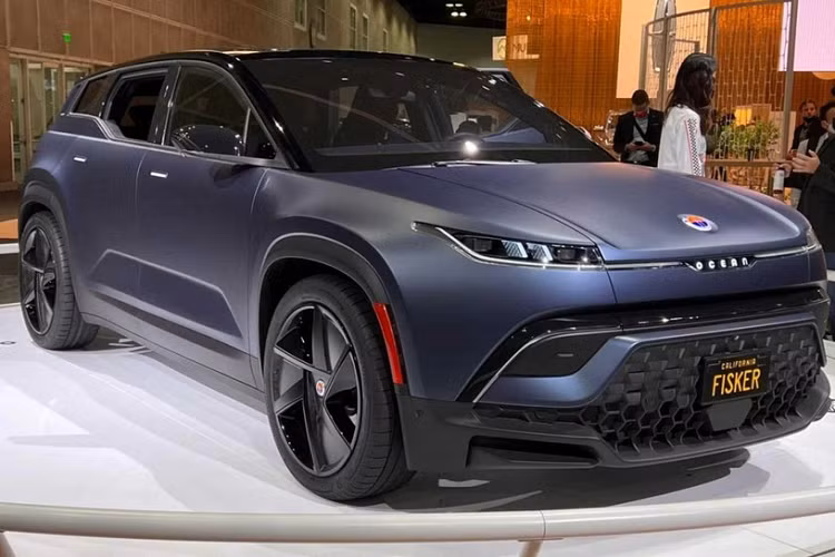 Nhà sản xuất xe điện Fisker đã giới thiệu hình ảnh đầu tiên về mẫu SUV Ocean trong năm 2019, hứa hẹn một cái giá khởi điểm mềm dưới 40.000 USD và phạm vi hoạt động trên 480 km. Hai năm kể từ khi hình ảnh giới thiệu đầu đó, những người mong đợi cuối cùng đã có cái nhìn đầu tiên về một chiếc Fisker Ocean chạy điện sẵn sàng đi vào sản xuất. Mẫu xe thú vị này đã trình làng tại Triển lãm Ô tô Los Angeles 2021 cùng với bảng thông số kỹ thuật chi tiết.