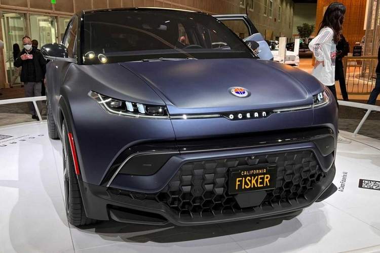 Cuối cùng, phiên bản cao cao nhất có tên gọi Fisker Ocean One, về cơ bản là một chiếc Extreme với một số cải thiện trên mặt thẩm mỹ. Nó sẽ có mô-típ chữ ký kỹ thuật số “One” đặc biệt trên thanh ốp ngưỡng cửa và một số khu vực trong cabin, đồng thời người mua còn có thể lựa chọn màu sơn Big Sur Blue độc quyền với lớp hoàn thiện mờ.