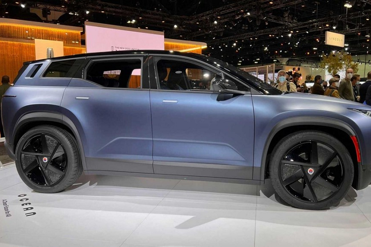 Đầu tiên, chúng ta có bản Fisker Ocean Sport 2023 mới tiêu chuẩn. Nó có trang bị một bộ pin lithium-sắt-phốt phát với một mô tơ điện đặt trên trục trước, mang lại phạm vi hoạt động khoảng 400 km. Công suất xe là 275 mã lực, trong khi thời gian gia 0-96 km/h là 6,9 giây. Những tính năng như phanh khẩn cấp tự động, cửa sổ nhìn toàn cảnh “BigSky”, và màn hình cảm ứng nằm dọc cỡ 17,1 inch đều là trang bị tiêu chuẩn, cùng một vài tính năng khác.