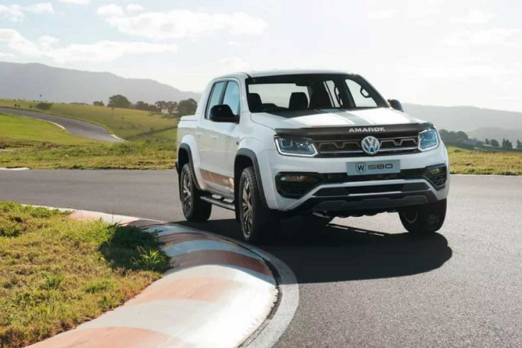 "Trái tim" của Amarok W580X mới là khối động cơ dầu diesel tăng áp kép V6 3.0L sản sinh công suất 255 mã lực và mô-men xoắn cực đại 580 Nm. Sức mạnh được gửi đến các bánh xe thông qua hệ dẫn động 4 bánh và hộp số tự động 8 cấp.