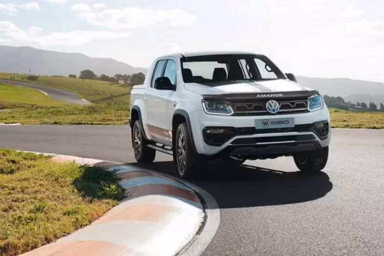 "Trái tim" của Amarok W580X mới là khối động cơ dầu diesel tăng áp kép V6 3.0L sản sinh công suất 255 mã lực và mô-men xoắn cực đại 580 Nm. Sức mạnh được gửi đến các bánh xe thông qua hệ dẫn động 4 bánh và hộp số tự động 8 cấp.