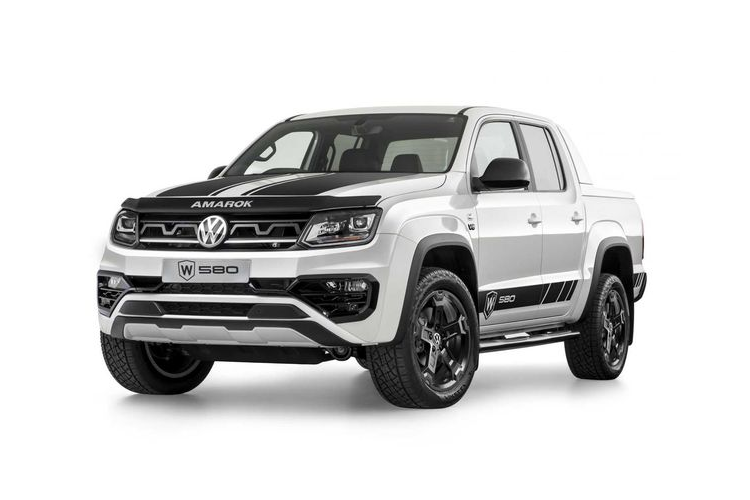 Đúng như chúng ta mong đợi từ một phiên bản đặc biệt cao cấp, Volkswagen Amarok W580X sở hữu rất nhiều trang bị hiện đại, bao gồm đèn pha bi-xenon với đèn ngày LED, hệ thống điều hòa khí hậu tự động hai vùng, ghế trước có sưởi, thảm sàn cao su, hệ thống theo dõi áp suất lốp, ghế bọc nỉ...
